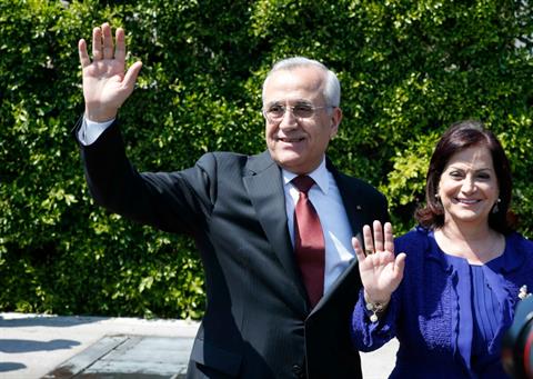 El presidente libanés Sleiman y su esposa Wafaa se despidieron hoy de los periodistas acreditados en el Palacio de Baabda y del personal de servicio. El lunes tendrían que abandonar la residencia.